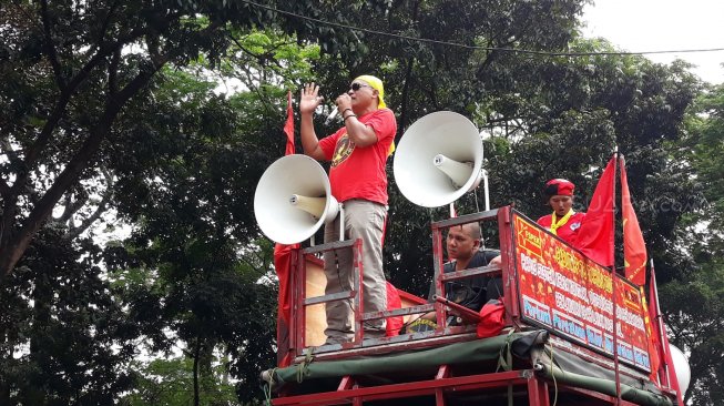 Demo buruh di depan DPR. (Suara.com/Novian)