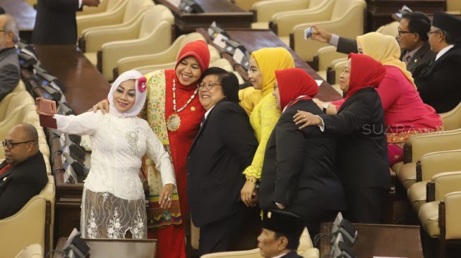 Sejumlah Anggota DPR-DPD-MPR selfie sebelum mengikuti Sidang Tahunan MPR di Kompleks Parlemen, Senayan, Jakarta, Jumat (16/8). [Suara.com/Arya Manggala]