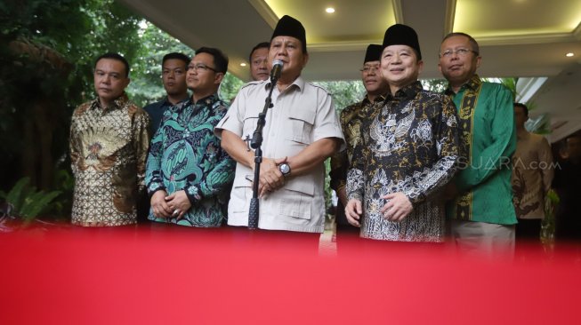 Ketua Umum Partai Gerindra Prabowo Subianto bersama Plt Ketua Umum PPP Suharso Monoarfa memberikan keterangan pers seusai melakukan pertemuan di Kertanegara IV, Jakarta, Kamis (15/8). [Suara.com/Arya Manggala