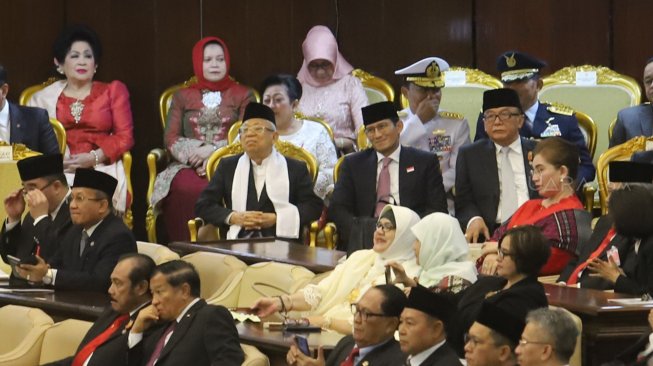 Wakil Presiden Terpilih Ma'ruf Amin (kiri) dan mantan calon Wakil Presiden Sandiaga Uno (kanan) mengikuti Sidang tahunan MPR RI di Kompleks Parlemen, Senayan, Jakarta, Jumat (16/8). [Suara.com/Arya Manggala]