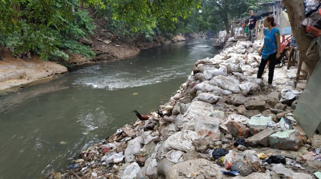 Warga Kampung Melayu Reklamasi Sungai Ciliwung