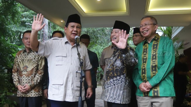 Ketua Umum Partai Gerindra Prabowo Subianto bersama Plt Ketua Umum PPP Suharso Monoarfa memberikan keterangan pers seusai melakukan pertemuan di Kertanegara IV, Jakarta, Kamis (15/8). [Suara.com/Arya Manggala