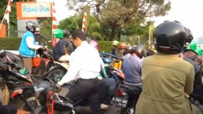 Bidik layar video saat Sandiaga Uno jalan kaki ke Kompleks Senayan. (Twitter @sandiuno).