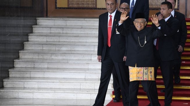 Wakil Presiden terpilih periode 2019-2024 Ma'ruf Amin (tengah) menghadiri Sidang Bersama DPD-DPR di Kompleks Parlemen, Senayan, Jakarta, Jumat (16/8). [ANTARA FOTO/Puspa Perwitasari]