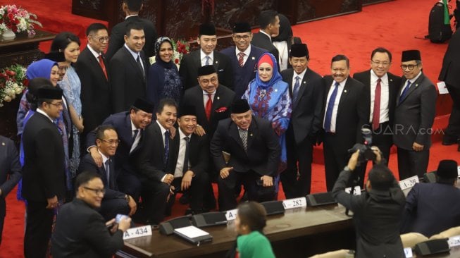 Sejumlah Anggota DPR-DPD-MPR selfie sebelum mengikuti Sidang Tahunan MPR di Kompleks Parlemen, Senayan, Jakarta, Jumat (16/8). [Suara.com/Arya Manggala]