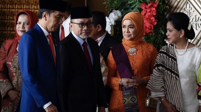 Presiden Joko Widodo (Jokowi) berjalan bersama Ketua MPR Zulkifli Hasan (ketiga kiri) setibanya di Ruang Rapat Paripurna, Kompleks Parlemen, Jakarta, Jumat (16/8/2019). (Antara)
