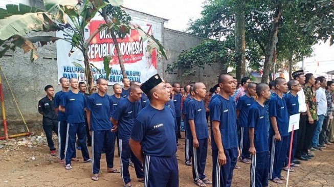 Pasien gangguan jiwa  Yayasan Zambrud Biru saat memperingati HUT RI ke-74. (Suara.com/Yaqub).