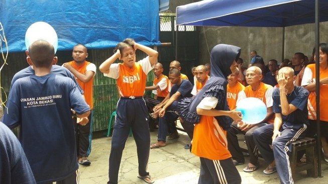 Pasien gangguan jiwa  Yayasan Zambrud Biru saat memperingati HUT RI ke-74. (Suara.com/Yaqub).