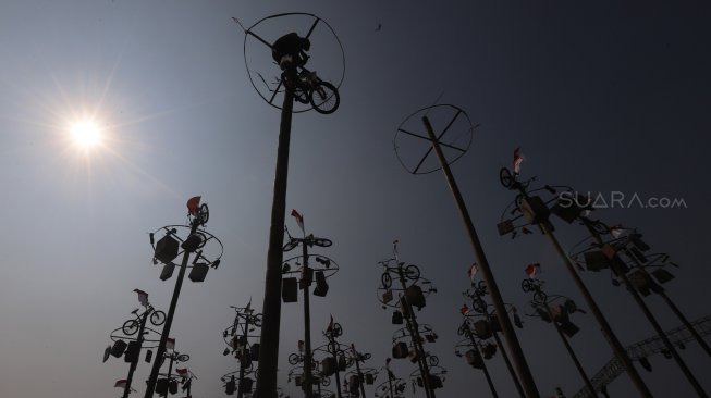 Warga mengikuti lomba panjat pinang kolosal dalam rangka HUT ke-74 Kemerdekaan RI di Pantai Karnaval, Ancol, Jakarta, Sabtu (17/8). [Suara.com/Arya Manggala]