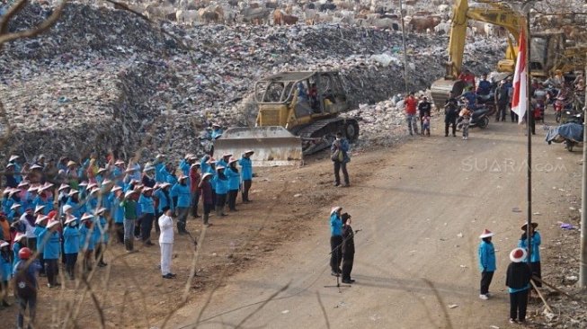 Berbau dan Kotor, Peringatan Hari Kemerdekaan di Tengah Lautan Sampah