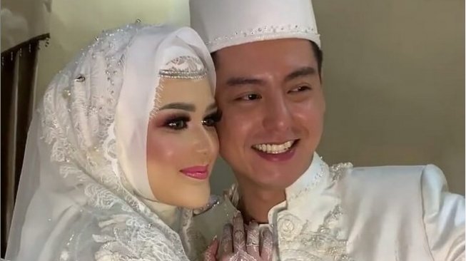 Cut Meyriska dan Roger Danuarta sah menjadi suami istri. [Instagram @rogerdanuarta_cutmeyriska]