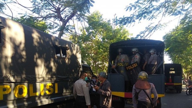 Penampakan polisi saat merangsek dan menangkapi mahasiswa asal Papua di Wisma, alan Kalasan, Nomor 10 Surabaya, Jawa Timur. (Suara.com/Dimas).