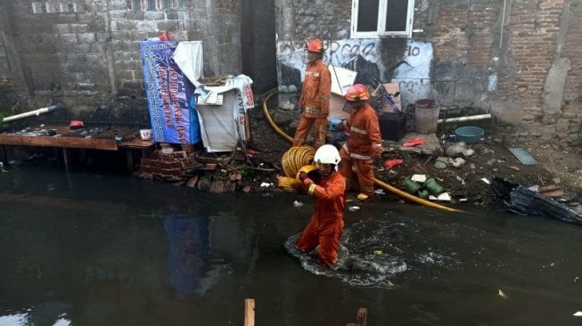 Masjid dan Tiga Rumah di Bidara Cina Terbakar