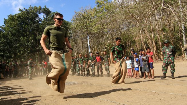 Serunya Marinir Indonesia dan Amerika Lomba Balap Karung