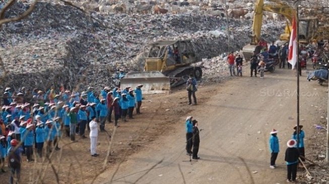 Peringatan Hari Kemerdekaan Berlangsung Khidmat di Tengah Lautan Sampah