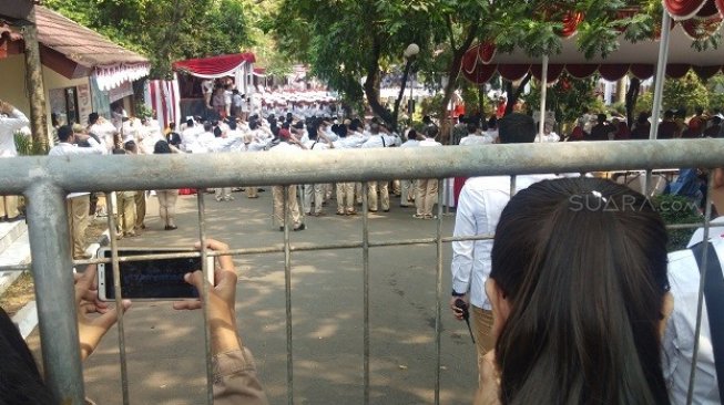 Suasana Upacara HUT RI ke-74 di kantor DPP Partai Gerindra. (Suara.com/Ria Rizki).