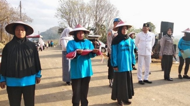 Ratusan pemulung menggelar upacara HUT RI ke-74 di TPST Piyungan, Bantul. (Suara.com/Putu).