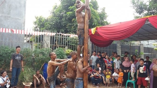 Pasien Sakit Jiwa dan Orang Waras Lomba Panjat Pinang, Siapa yang Menang?