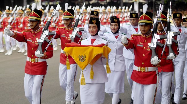 Pasukan Pengibar Bendera Pusaka (Paskibraka) bersiap mengibarkan Bendera Merah Putih saat Upacara Peringatan Detik-Detik Proklamasi 1945 di Istana Merdeka, Jakarta, Sabtu (17/8). [ANTARA FOTO/Wahyu Putro]