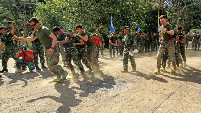 Prajurit Korps Marinir TNI AL dan Marinir Amerika Serikat (USMC) mengikuti perlombaan balap bakiak memeriahkan HUT ke-74 Kemerdekaan RI di Hutan Selogiri, Ketapang, Banyuwangi, Jawa Timur, Sabtu (17/8). [ANTARA FOTO/Budi Candra Setya]