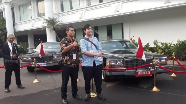 Dua Mobil Era Soeharto Jadi Spot Foto Tamu Undangan. (Suara.com/Ummi Hadyah Saleh)