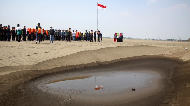 Suasana upacara bendera HUT ke-74 Kemerdekaan Republik Indonesia di kawasan lumpur titik 25, Porong, Sidoarjo, Jawa Timur, Sabtu (17/8). [ANTARA FOTO/Umarul Faruq]