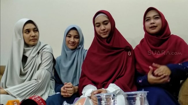 Oki Setiana Dewi, Ria Ricis, Dhini Aminarti dan Alyssa Soebandono. [Sumarni/Suara.com]