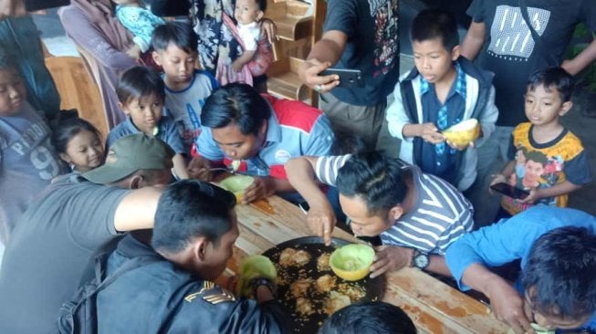 Unik, Warga Sumenep Gelar Lomba Makan Melon Kangean