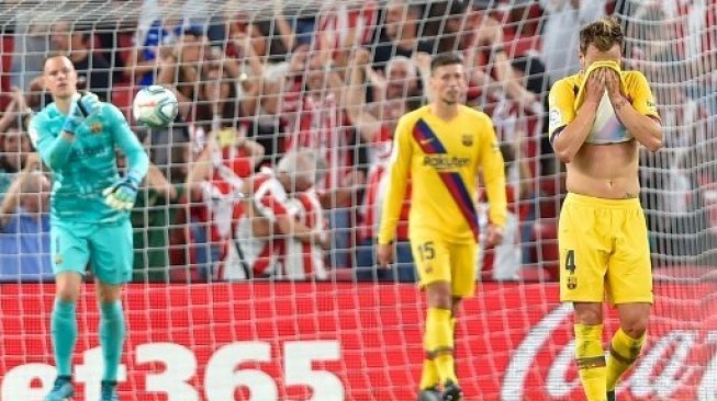 Reaksi pemain Barcelona Ivan Rakitic (kanan) setelah gawang klubnya dibobol oleh pemain Athletic Bilbao di laga pembuka Liga Spanyol di San Mames stadium. ANDER GILLENEA / AFP
