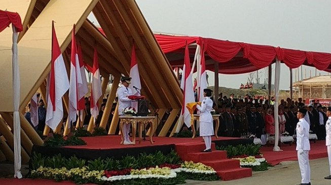 Gubernur DKI Jakarta Anies Baswedan saat memimpin upacara HUT RI ke-74 di Pulau Reklamasi. (Suara.com/Fakhri).