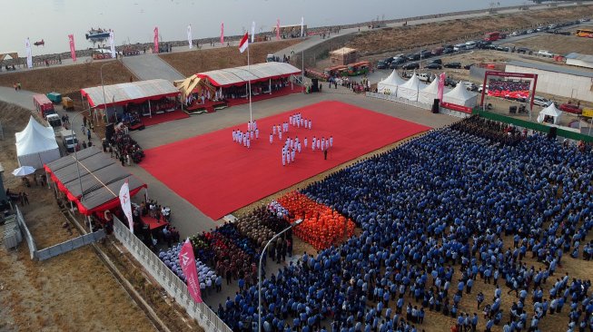 Foto udara upacara HUT ke-74 RI di Pulau D Reklamasi, Jakarta Utara, Sabtu (17/8). [Suara.com/Arya Manggala]