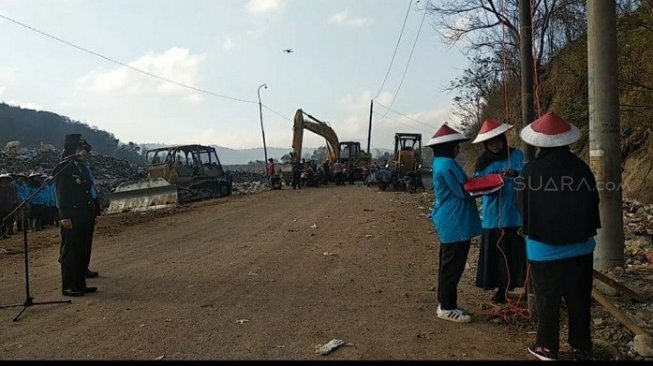 Pemulung Jadi Pengibar Bendera, Wiwik: Deg-degan, Mimpi Saja Tidak Pernah