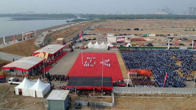 Foto udara upacara HUT ke-74 RI di Pulau D Reklamasi, Jakarta Utara, Sabtu (17/8). [Suara.com/Arya Manggala]