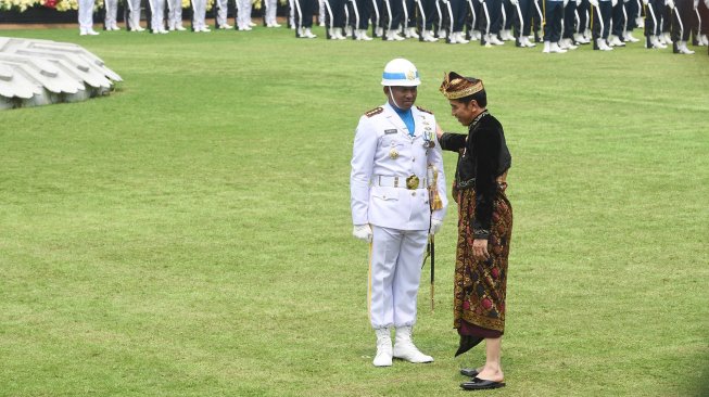 Presiden Joko Widodo (kanan) menyapa komandan Upacara Peringatan Detik-Detik Proklamasi Kemerdekaan Indonesia ke-74 Tahun 2019 di Istana Merdeka, Jakarta, Sabtu (17/8). [ANTARA FOTO/Akbar Nugroho Gumay]
