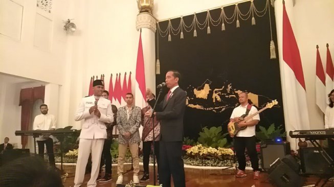 Temui Tim Paduan Suara dan Paskibraka, Jokowi Bagikan Sepatu dan Sepeda