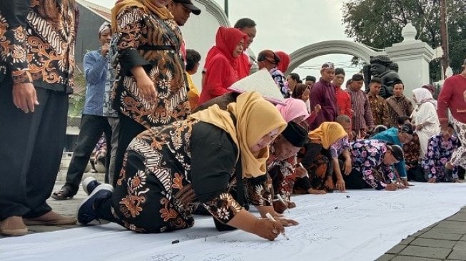 HUT RI, PKL Malioboro Desak Jokowi Beri Gelar Pahlawan ke Paku Alam VIII