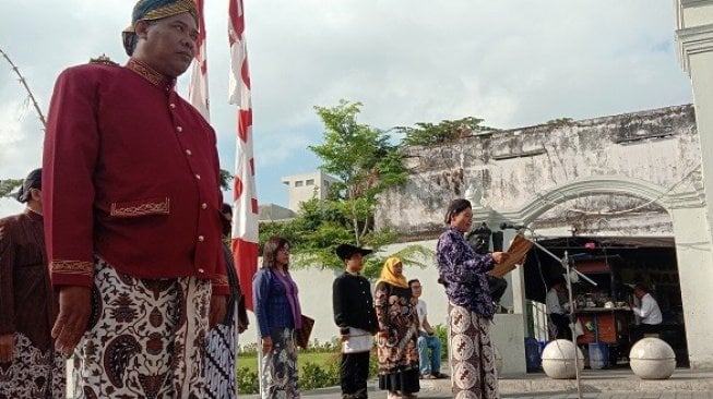 PKL Malioboro gelar Upacara HUT RI ke-74 di depan Kantor Gubernur DIY. (Suara.com/Rahmat Ali).