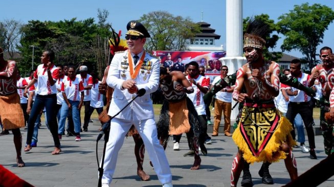 Gubernur Jabar Menari Sajojo Bersama Warga Papua di HUT RI ke-74