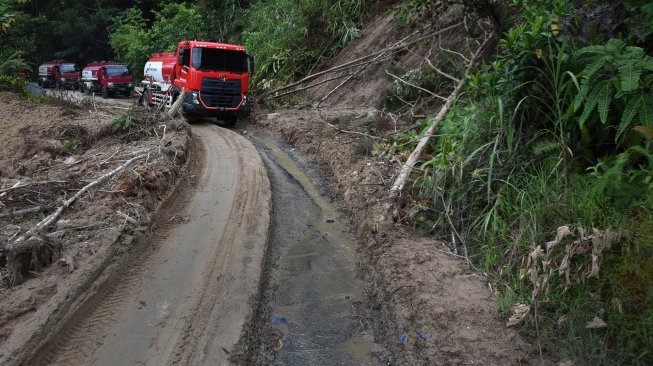 Sejumlah truk pengangkut BBM dari TBBM Nabire melintasi kawasan hutan menuju sejumlah daerah pedalaman diantaranya dogiyai, paniai hingga yang terjauh Kampung Obano di Papua, Rabu (28/11/2018).