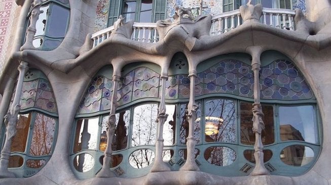 Bangunan depan Casa Battlo yang mengadaptasi tulang manusia (Wikimedia Commons Anonymous)