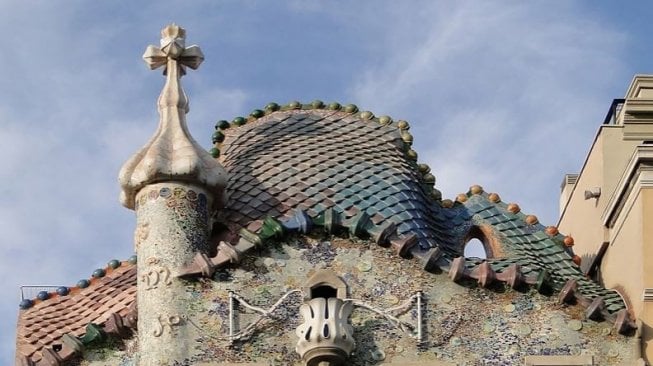 Atap depan Casa Batllo (Wikimedia Commons Bernard Gagnon)