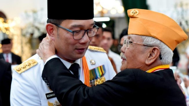 Gubernur Jabar, Ridwan Kamil menyampaikan sejumlah pencapaian pembangunan Jabar dalam upacara pengibaran bendera Merah Putih dalam rangka Hari Ulang Tahun (HUT) RI ke-74 tingkat Provinsi Jabar, di Lapangan Gasibu Kota Bandung, Jabar, Sabtu (17/8/2019). (dok : Pemdaprov Jabar)