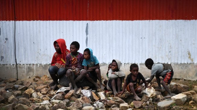 Sejumlah anak mengantri untuk membeli BBM di SPBU Kompak, Kampung Obano, Distrik Paniai Barat, Papua, Kamis (29/11/2018)