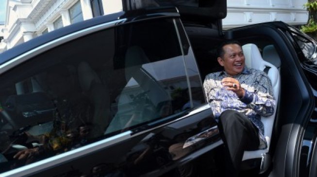 Sebelum Ketua DPR RI Bambang Soesatyo menggunakan Tesla putih pada Agustus 2019, ia gunakan Tesla hitam pada Juli 2019. Sebagai ilustrasi KBL [ANTARA Foto].