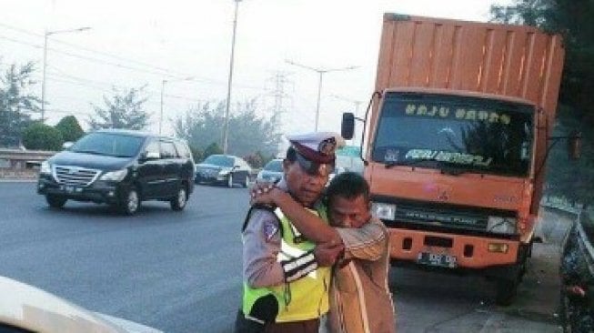 Mendadak Blank, Polisi PJR Selamatkan Sopir Truk yang Menepi di Bahu Jalan