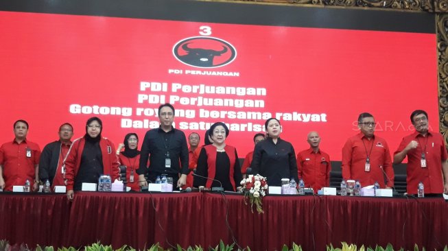 Ketua Umum PDI Perjuangan Megawati Soekarnoputri melantik Wali Kota Surabaya Tri Rismaharisini sebagai      Ketua Bidang Kebudayaan PDIP. (Suara.com/Novian)