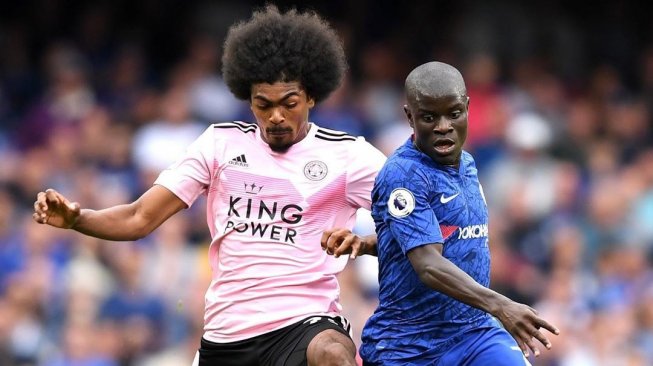 Pemain Chelsea, N' Kante berebut bola dengan pemain Leicester City pada lanjutan Liga Primer Inggris 2019/20 di Stadion Stamford Bridge, Inggris, Minggu (18/8/2019). (Instagram/@chelseafc)