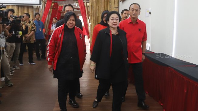 Ketua Umum DPP PDI Perjuangan Megawati Soekarnoputri bersama Tri Rismaharini (kiri) di Kantor DPP PDI Perjuangan, Jakarta, Senin (19/8). [Suara.com/Arya Manggala]