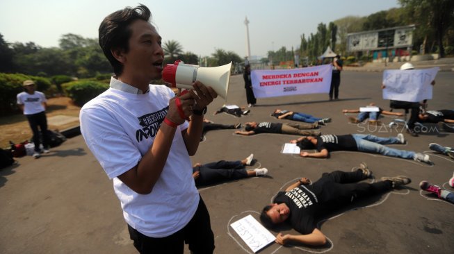 Sejumlah aktivis melakukan aksi berbaring #Bersihkan Indonesia di depan Istana Merdeka, Jakarta, Senin (19/8). [Suara.com/Arya Manggala]