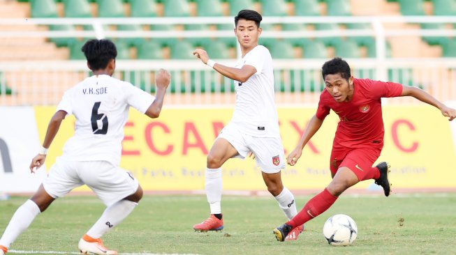 Pemain Timnas Indonesia U-18 Muhammad Fajar Fatur Rachman (kanan) berusaha melewati dua pesepak bola Myanmar Yan Kyaw Soe (kiri) dan Nyan Lin Htet (tengah) saat bertanding pada perebutan peringkat ketiga Piala AFF U-18 di Stadion Thong Nhat Ho Chi Minh, Vietnam, Senin (19/8/2019). ANTARA FOTO/Yusran Uccang